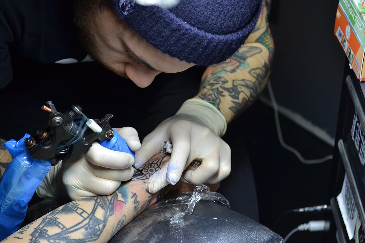 Detalle de sesión de tatuaje