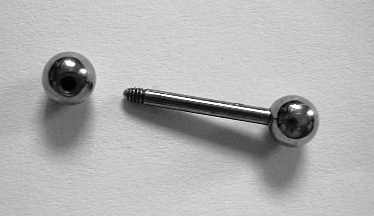 Joyería de piercing en primer plano